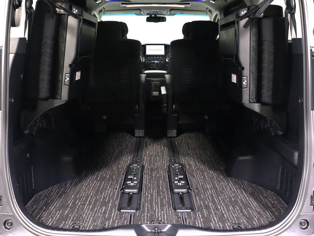 【広々トランクルーム】
スーツケース､ゴルフバッグも楽々収納可能
大人数での旅行にもピッタリの収容量です