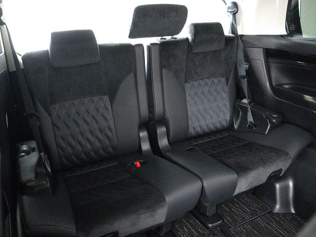 【サードシートまで広々空間】
シートアレンジにて快適空間を演出します!
豊富なアレンジパターンがございます!