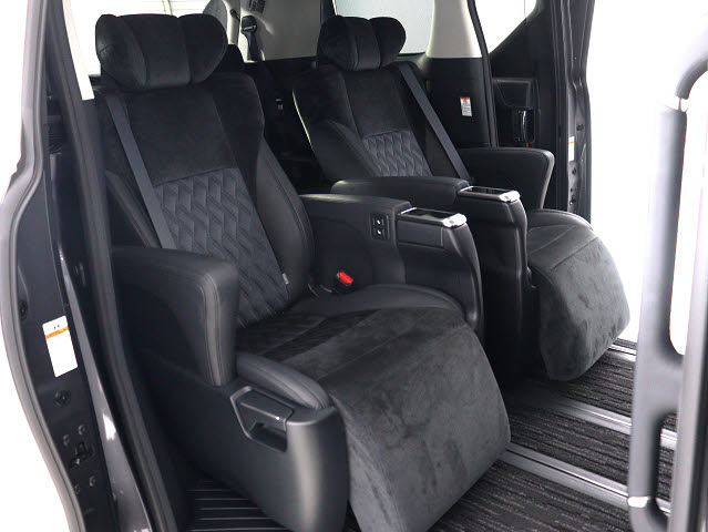 【エグゼクティブパワーシート】
高級感溢れるセカンドシートでございます!
電動リクライニング､オットマン完備!