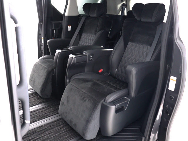 【エグゼクティブパワーシート】
高級感溢れるセカンドシートでございます!
電動リクライニング､オットマン完備!