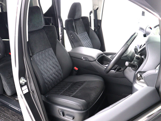 【メモリ機能付きパワーシート】
運転者専用セッティング可能な運転席です!
３名までのポジションを即呼び出します★