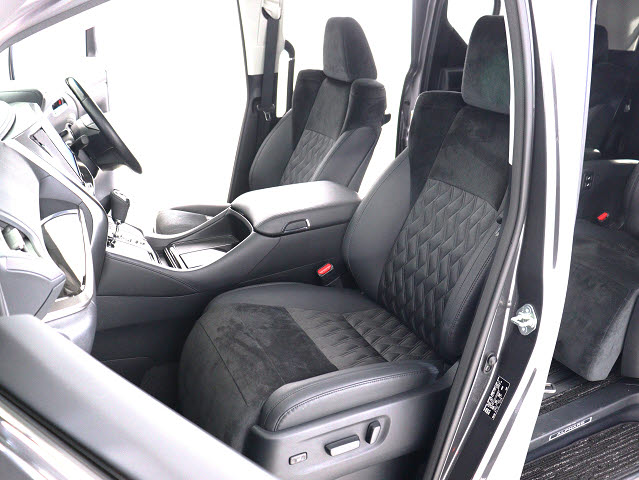 内装の状態も非常にクリーンな状態です｡
ご納車前には専門スタッフが
隅々までクリーニングを行います!