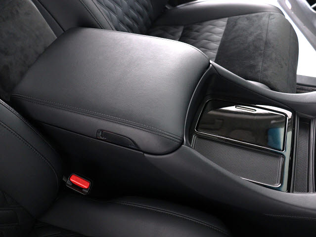 【コンソールボックス】
大容量の収納力が魅力的なコンソールです!
ドリンクホルダーも使いやすい配置です!