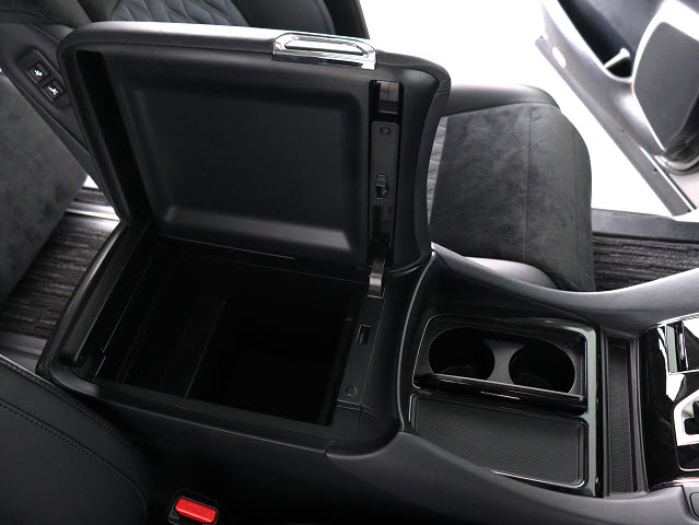 【コンソールボックス】
大容量の収納力が魅力的なコンソールです!
ドリンクホルダーも使いやすい配置です!