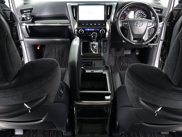 【運転席助手席も広々☆】
広々使えるのは後席だけではございません｡
国内最高峰ミニバンの特権ですね!