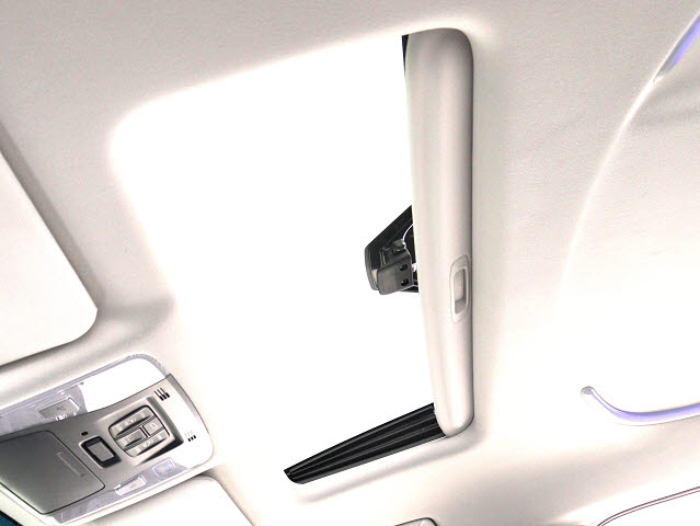 【大人気☆ツインサンルーフ】
見た目もカッコよく、車内の解放感も演出!
必須条件にされるほどの大人気装備です!