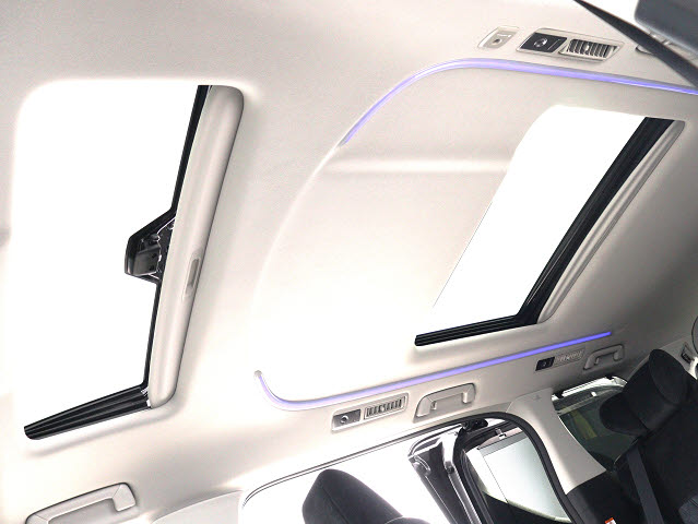 【大人気☆ツインサンルーフ】
見た目もカッコよく、車内の解放感も演出!
必須条件にされるほどの大人気装備です!