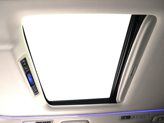 【大人気☆ツインサンルーフ】
見た目もカッコよく、車内の解放感も演出!
必須条件にされるほどの大人気装備です!