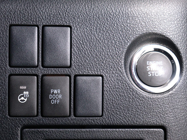 【プッシュスタート】
エンジン始動時はプッシュスタートを採用!
カバンから鍵を取り出す手間も不要です｡