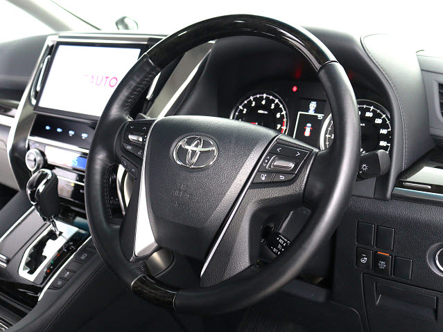 【本革巻きウッドコンビステアリング】
同色のウッド部分と本革のコンビハンドル!
高級感にあふれたステアリングです!