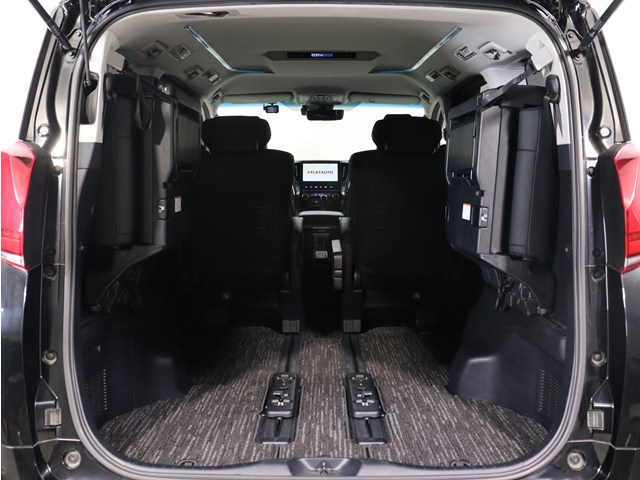 【広々トランクルーム】
スーツケース､ゴルフバッグも楽々収納可能
大人数での旅行にもピッタリの収容量です