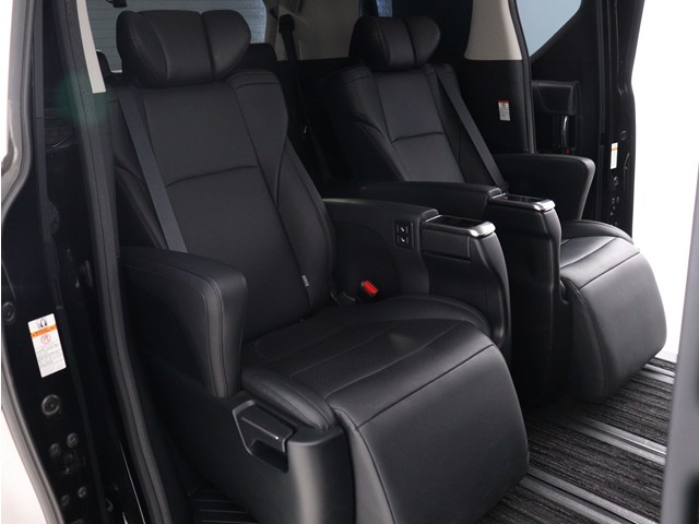 【エグゼクティブパワーシート】
高級感溢れるセカンドシートでございます!
電動リクライニング､オットマン完備!