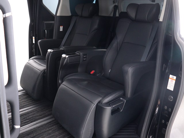 【エグゼクティブパワーシート】
高級感溢れるセカンドシートでございます!
電動リクライニング､オットマン完備!