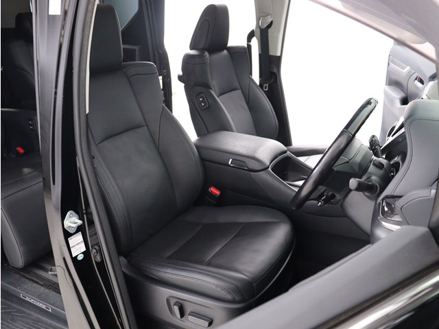 内装の状態も非常にクリーンな状態です｡
ご納車前には専門スタッフが
隅々までクリーニングを行います!