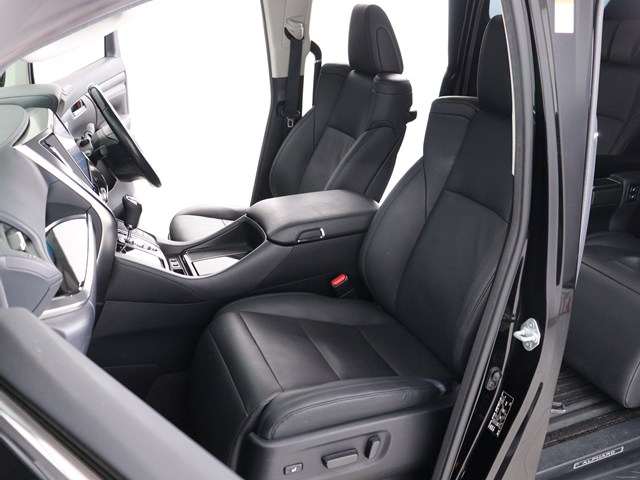 内装の状態も非常にクリーンな状態です｡
ご納車前には専門スタッフが
隅々までクリーニングを行います!