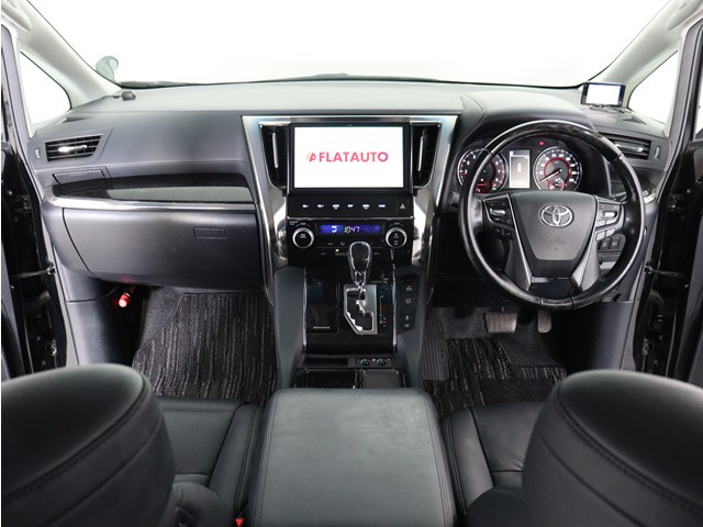 【運転席助手席も広々☆】
広々使えるのは後席だけではございません｡
国内最高峰ミニバンの特権ですね!