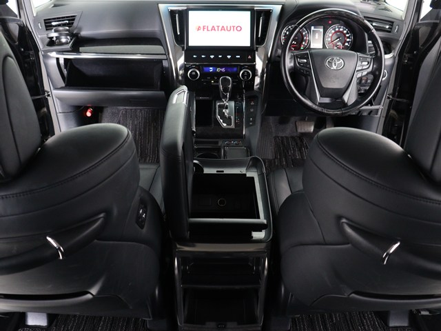 【運転席助手席も広々☆】
広々使えるのは後席だけではございません｡
国内最高峰ミニバンの特権ですね!