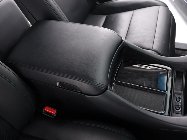 【コンソールボックス】
大容量の収納力が魅力的なコンソールです!
ドリンクホルダーも使いやすい配置です!