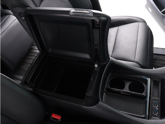 【コンソールボックス】
大容量の収納力が魅力的なコンソールです!
ドリンクホルダーも使いやすい配置です!