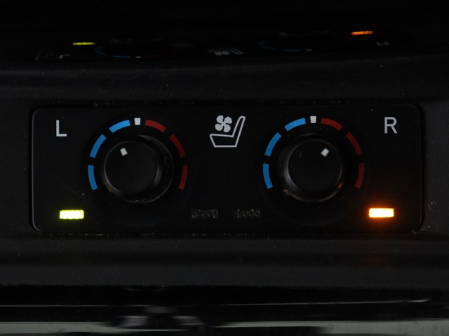 【快適温熱シート＋ベンチレーションシート
】温度調整が可能で即温性に優れたシートで
す。また夏場の暑い日に重宝するシートの背
もたれと座面から風を送り出してくれる機能
も備えてます。