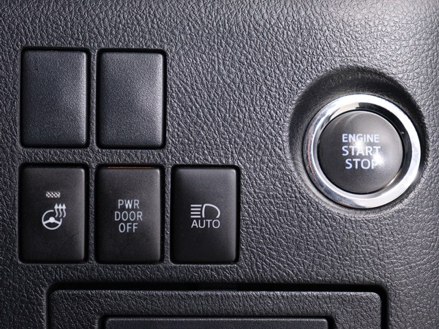【プッシュスタート】
エンジン始動時はプッシュスタートを採用!
カバンから鍵を取り出す手間も不要です｡