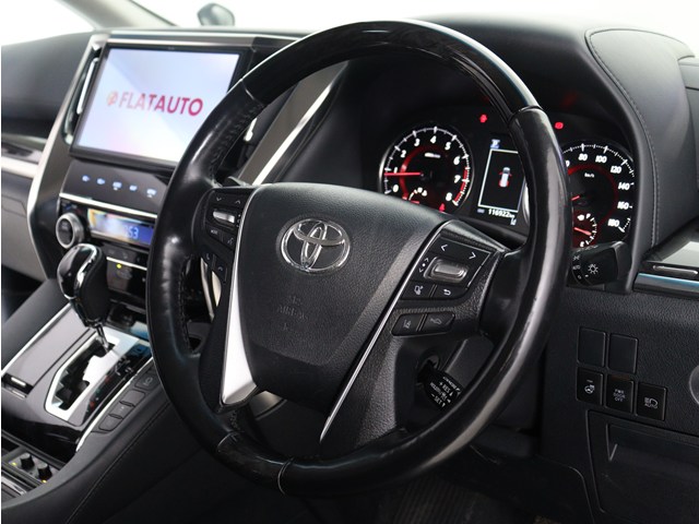 【本革巻きウッドコンビステアリング】
同色のウッド部分と本革のコンビハンドル!
高級感にあふれたステアリングです!