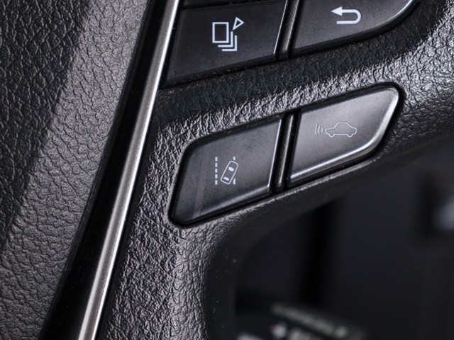 【ＬＴＡ／レーントレーシングアシスト】高
速クルージングをサポートする機能！車線や
先行車・周辺車を前方カメラやレーダーで認
識し、軌跡を追うように車線維持に必要なハ
ンドルの操作をサポートするシステムです。