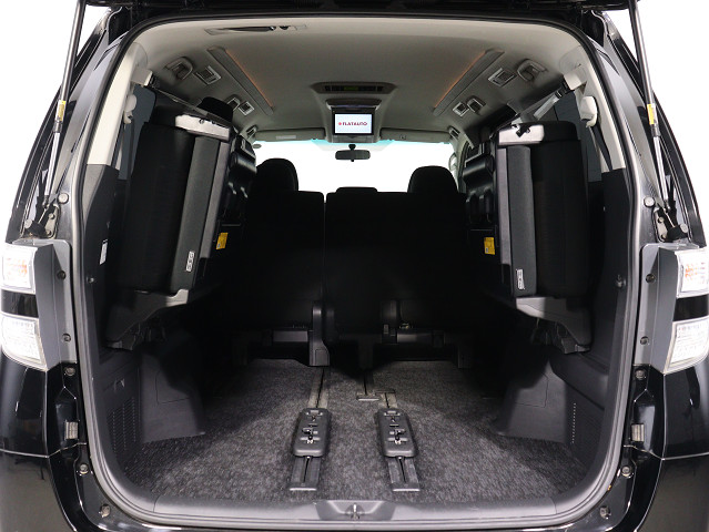 【広々トランクルーム】
スーツケース､ゴルフバッグも楽々収納可能
大人数での旅行にもピッタリの収容量です