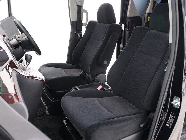 内装の状態も非常にクリーンな状態です｡
ご納車前には専門スタッフが
隅々までクリーニングを行います!