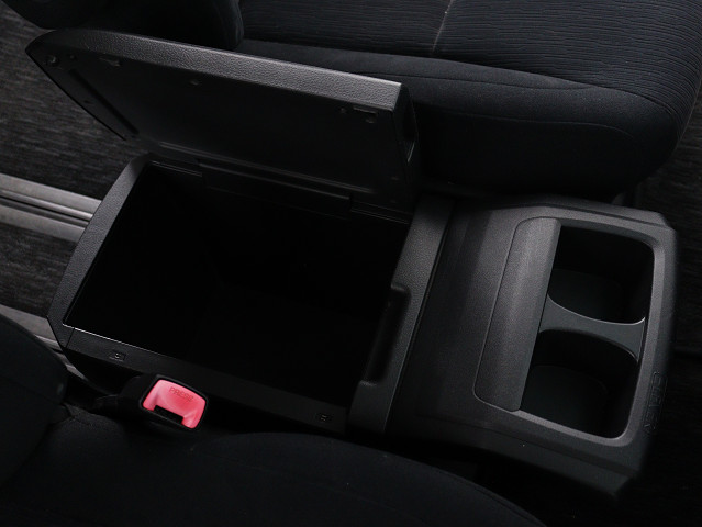 【コンソールボックス】
大容量の収納力が魅力的なコンソールです!
ドリンクホルダーも使いやすい配置です!