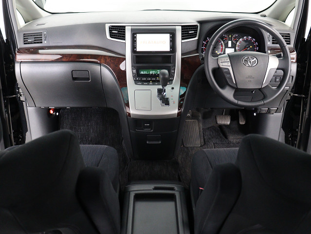 【運転席助手席も広々☆】
広々使えるのは後席だけではございません｡
国内最高峰ミニバンの特権ですね!