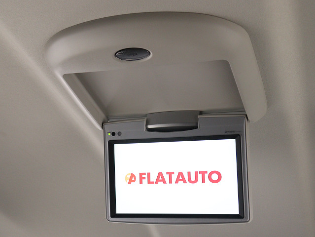 【後席モニター】
ミニバンの必須装備とも言える装備です!
後席の方も飽きることなくドライブが可能!