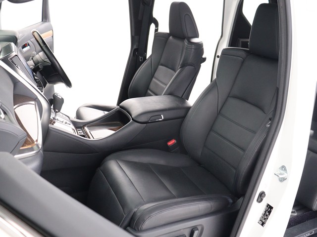 内装の状態も非常にクリーンな状態です｡
ご納車前には専門スタッフが
隅々までクリーニングを行います!