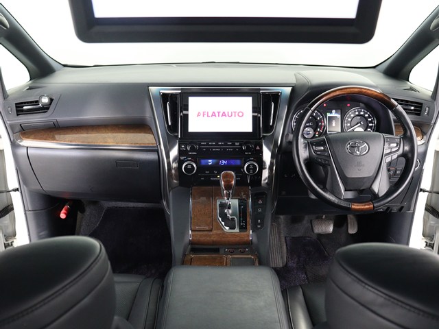 【運転席助手席も広々☆】
広々使えるのは後席だけではございません｡
国内最高峰ミニバンの特権ですね!