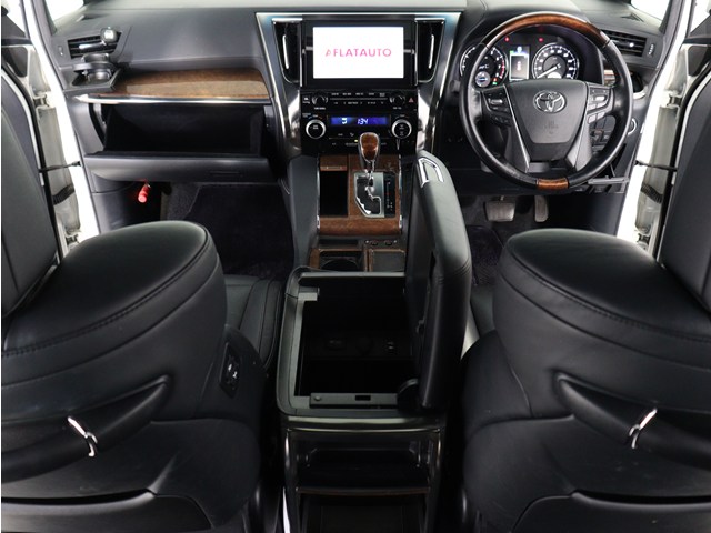 【運転席助手席も広々☆】
広々使えるのは後席だけではございません｡
国内最高峰ミニバンの特権ですね!