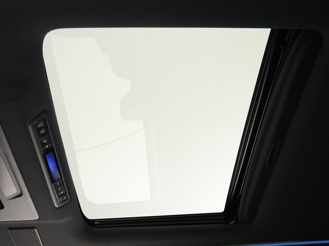 【大人気☆ツインサンルーフ】
見た目もカッコよく、車内の解放感も演出!
必須条件にされるほどの大人気装備です!