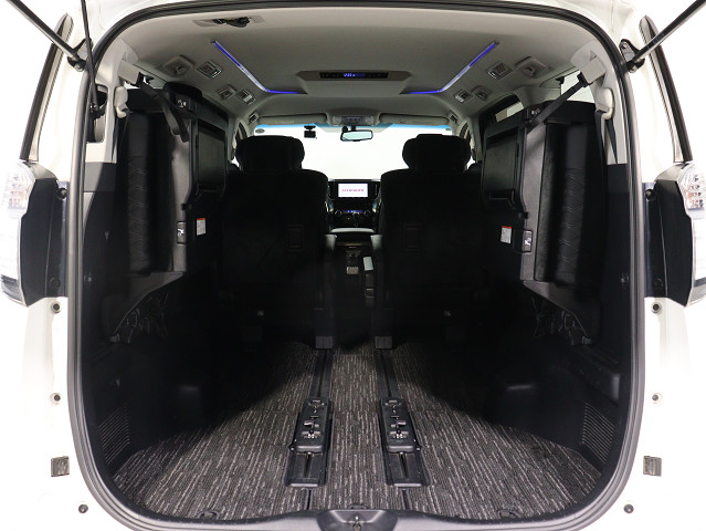 【広々トランクルーム】
スーツケース､ゴルフバッグも楽々収納可能
大人数での旅行にもピッタリの収容量です