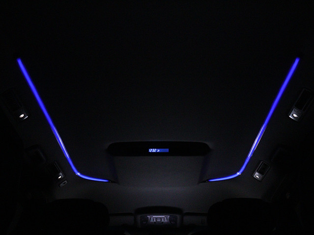 夜間に室内を照らしてくれるルームライトで
す♪♪