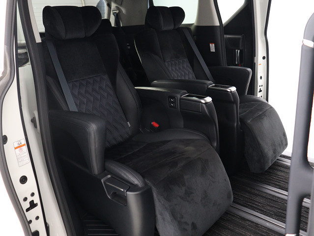 【エグゼクティブパワーシート】
高級感溢れるセカンドシートでございます!
電動リクライニング､オットマン完備!