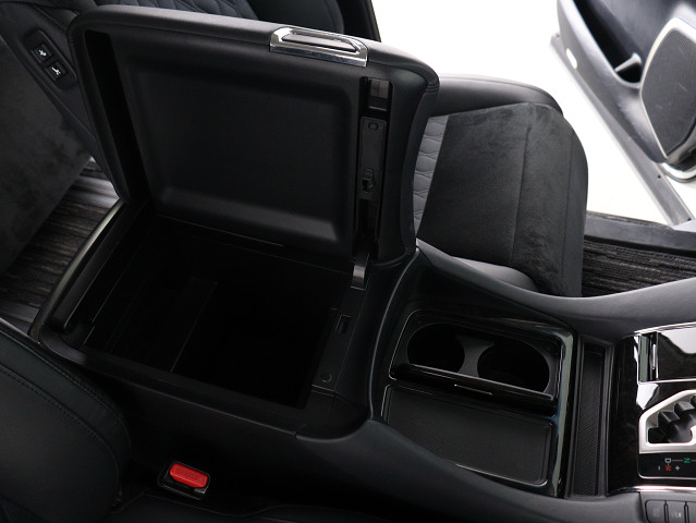 【コンソールボックス】
大容量の収納力が魅力的なコンソールです!
ドリンクホルダーも使いやすい配置です!