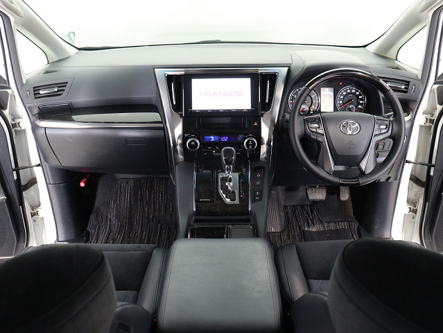 【運転席助手席も広々☆】
広々使えるのは後席だけではございません｡
国内最高峰ミニバンの特権ですね!