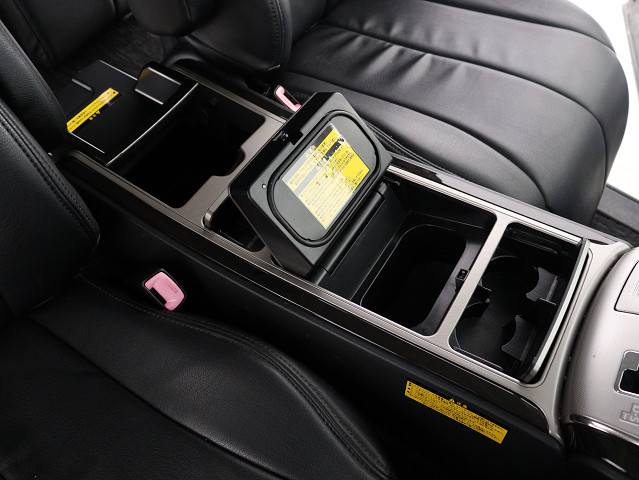 【保温冷機能付きシステムコンソール】
価格１０万円オーバーの高額オプション!
収納力も抜群で見た目もＧＯＯＤです★