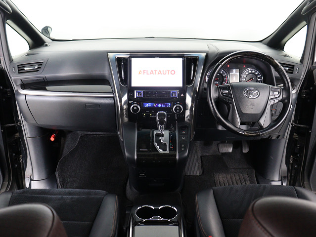 【運転席助手席も広々☆】
広々使えるのは後席だけではございません｡
国内最高峰ミニバンの特権ですね!