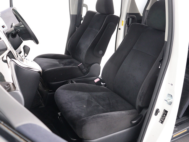 内装の状態も非常にクリーンな状態です｡
ご納車前には専門スタッフが
隅々までクリーニングを行います!