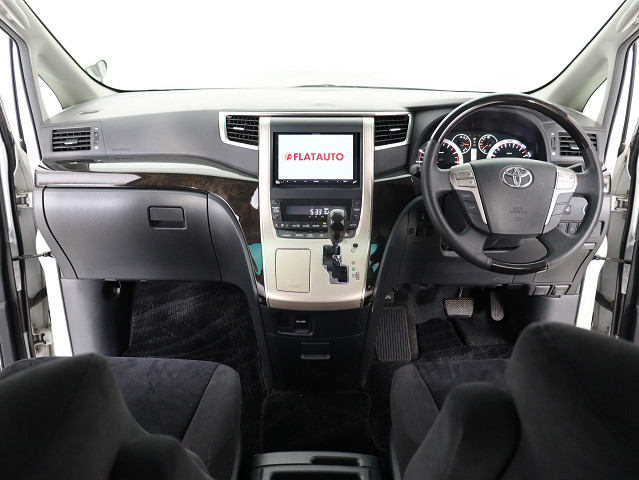 【運転席助手席も広々☆】
広々使えるのは後席だけではございません｡
国内最高峰ミニバンの特権ですね!