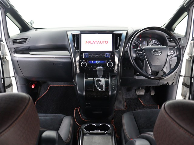 【運転席助手席も広々☆】
広々使えるのは後席だけではございません｡
国内最高峰ミニバンの特権ですね!
