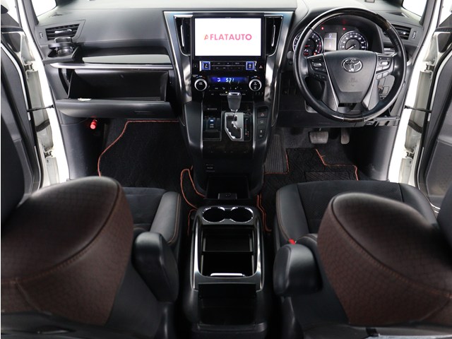 【運転席助手席も広々☆】
広々使えるのは後席だけではございません｡
国内最高峰ミニバンの特権ですね!