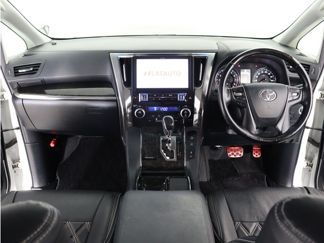 【運転席助手席も広々☆】
広々使えるのは後席だけではございません｡
国内最高峰ミニバンの特権ですね!