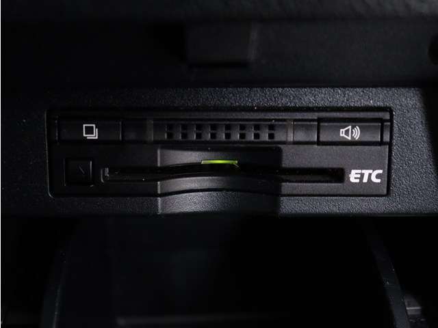 【ビルトインＥＴＣ】
後付けとは異なる一体感が魅力です｡
高速道路でストレスなく走行できます｡