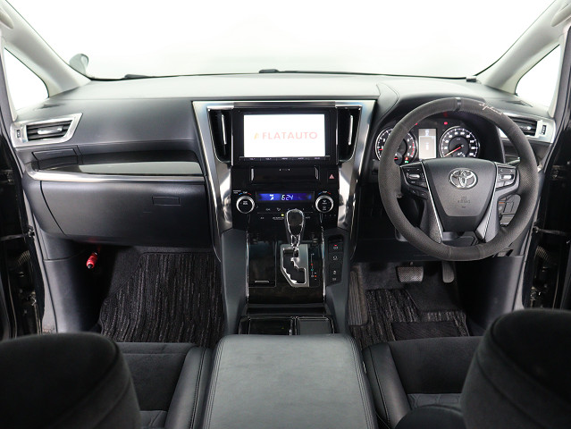 【運転席助手席も広々☆】
広々使えるのは後席だけではございません｡
国内最高峰ミニバンの特権ですね!